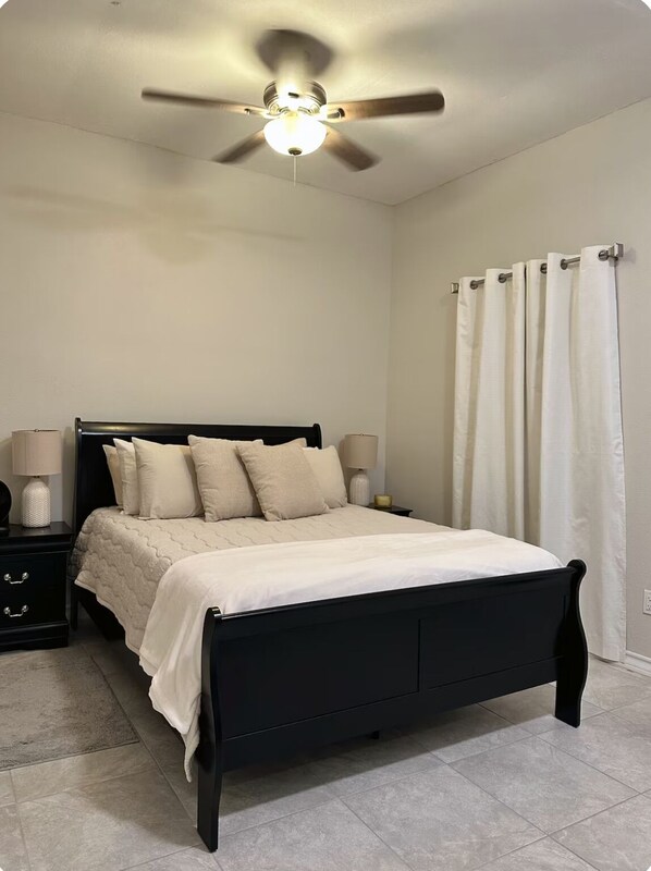 Tabla de planchar con plancha, wifi y ropa de cama 