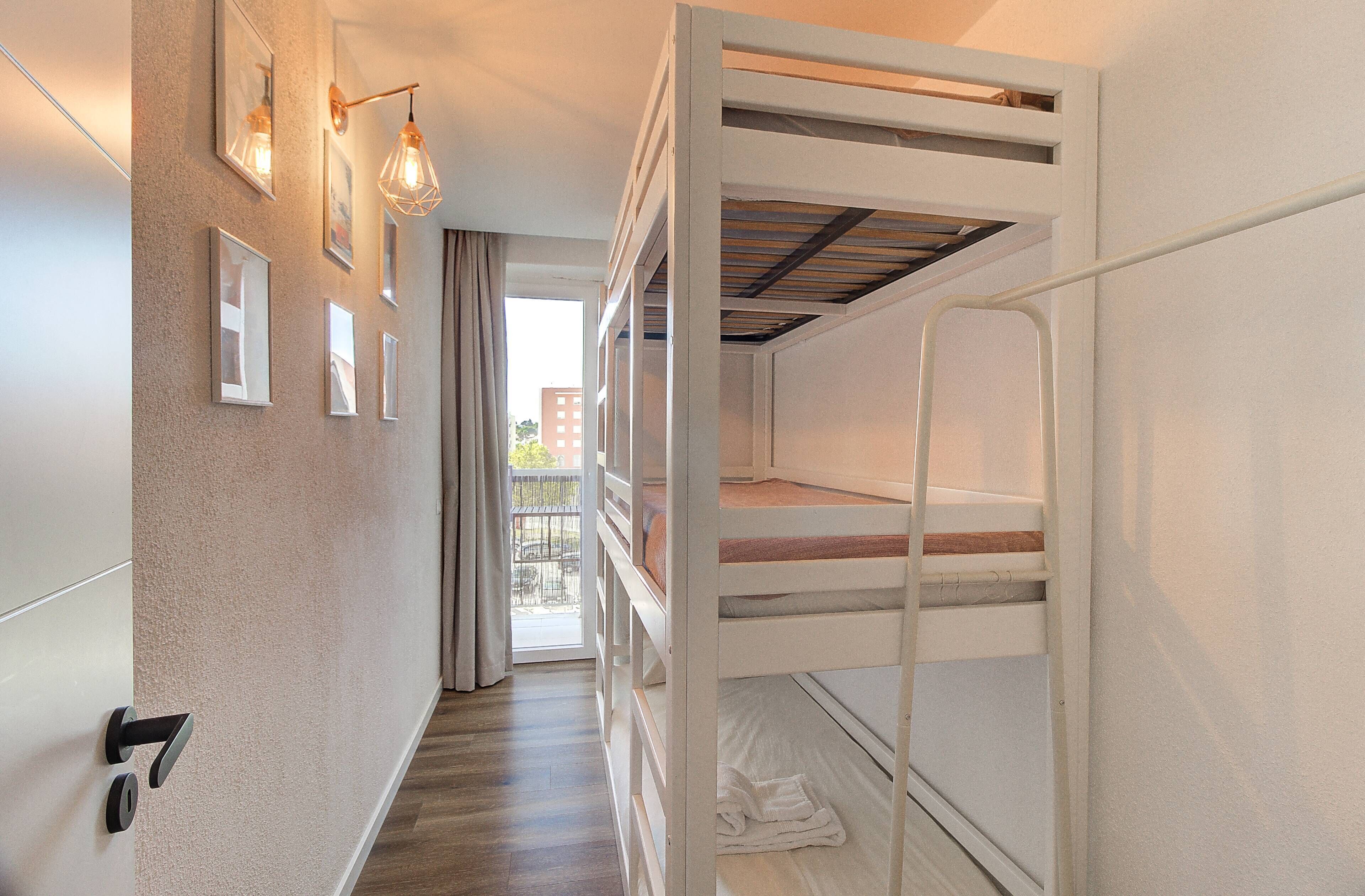 2 slaapkamers, een strijkplank/strijkijzer, internet, beddengoed