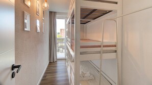 A bunk bed room with a view to the outside. - Refúgio no Mar, Armação de Pêra (Silves)