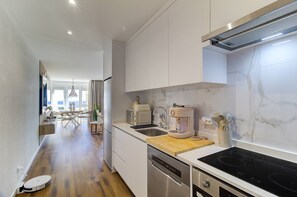 Frigorifero, microonde, forno, piano cottura