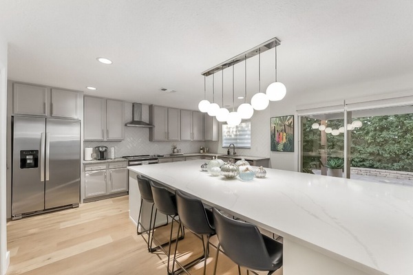 Réfrigérateur, four à micro-ondes, un four, surface de cuisson