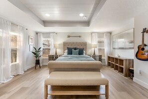 4 makuuhuonetta, tallelokero huoneessa, silitysrauta/-lauta