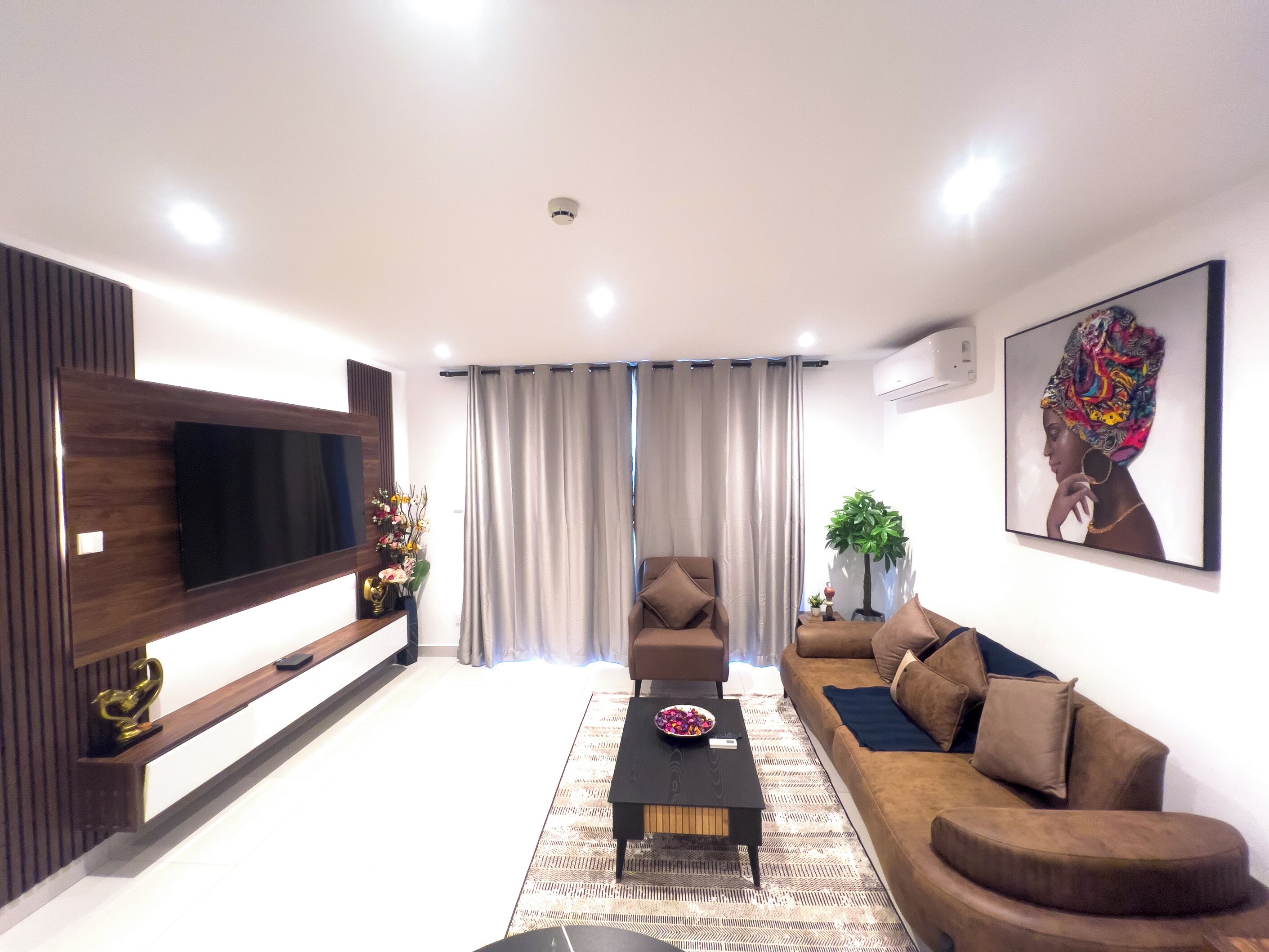 Lägenhet Deluxe | Vardagsrum | 50-tums smart-tv med digitalkanaler