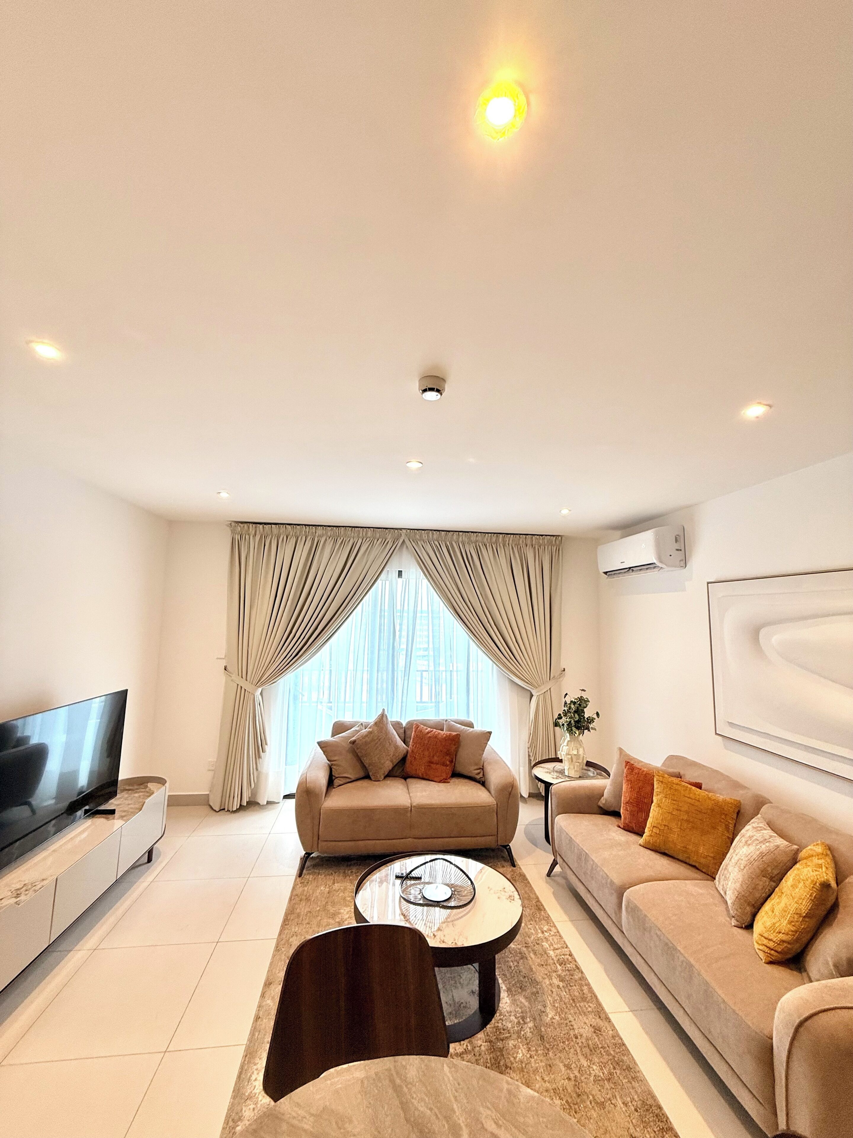 Apartamento Deluxe, vistas a la ciudad | Zona de estar | Smart TV de 50 pulgadas con canales digitales