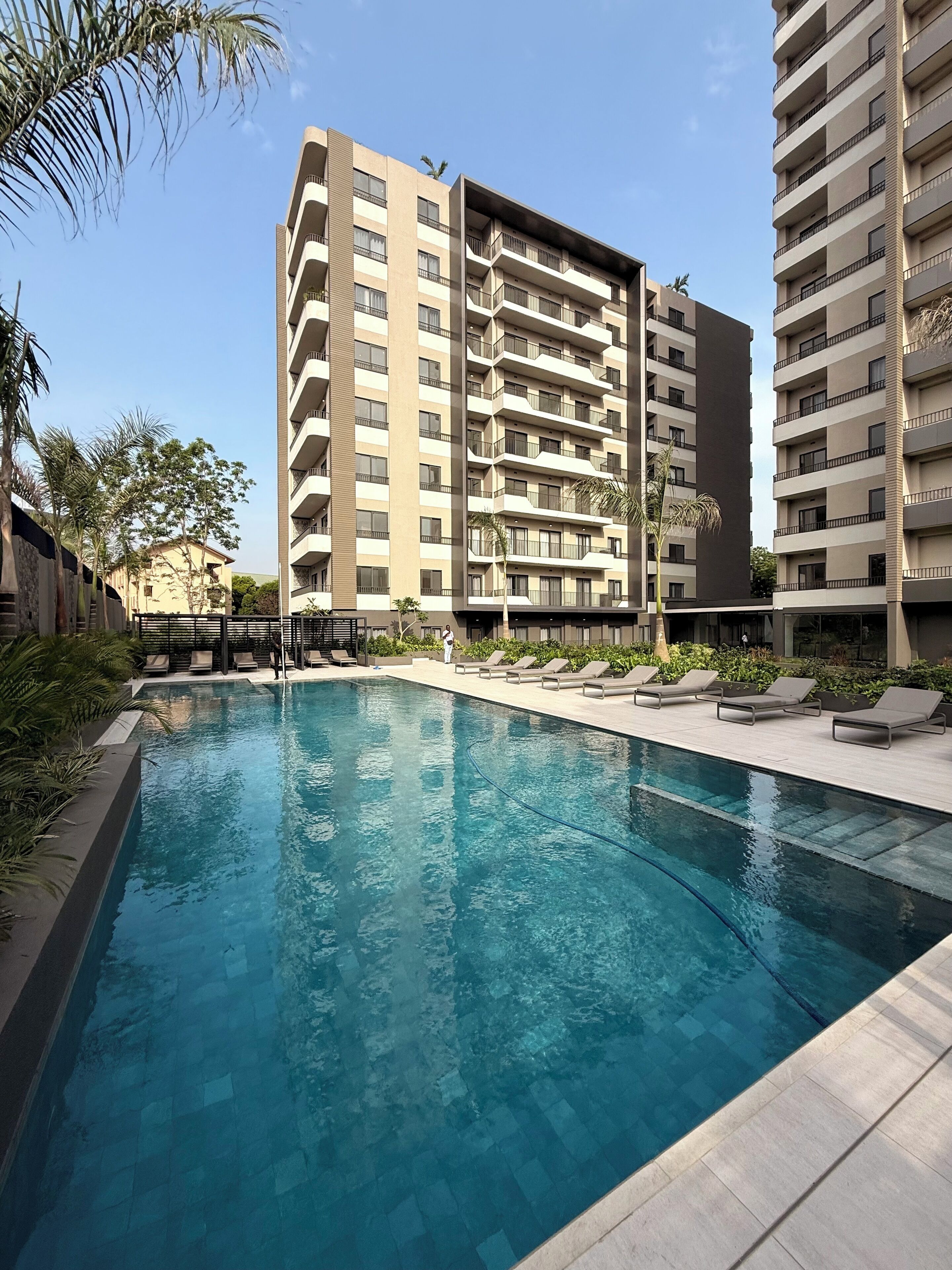 Una piscina al aire libre