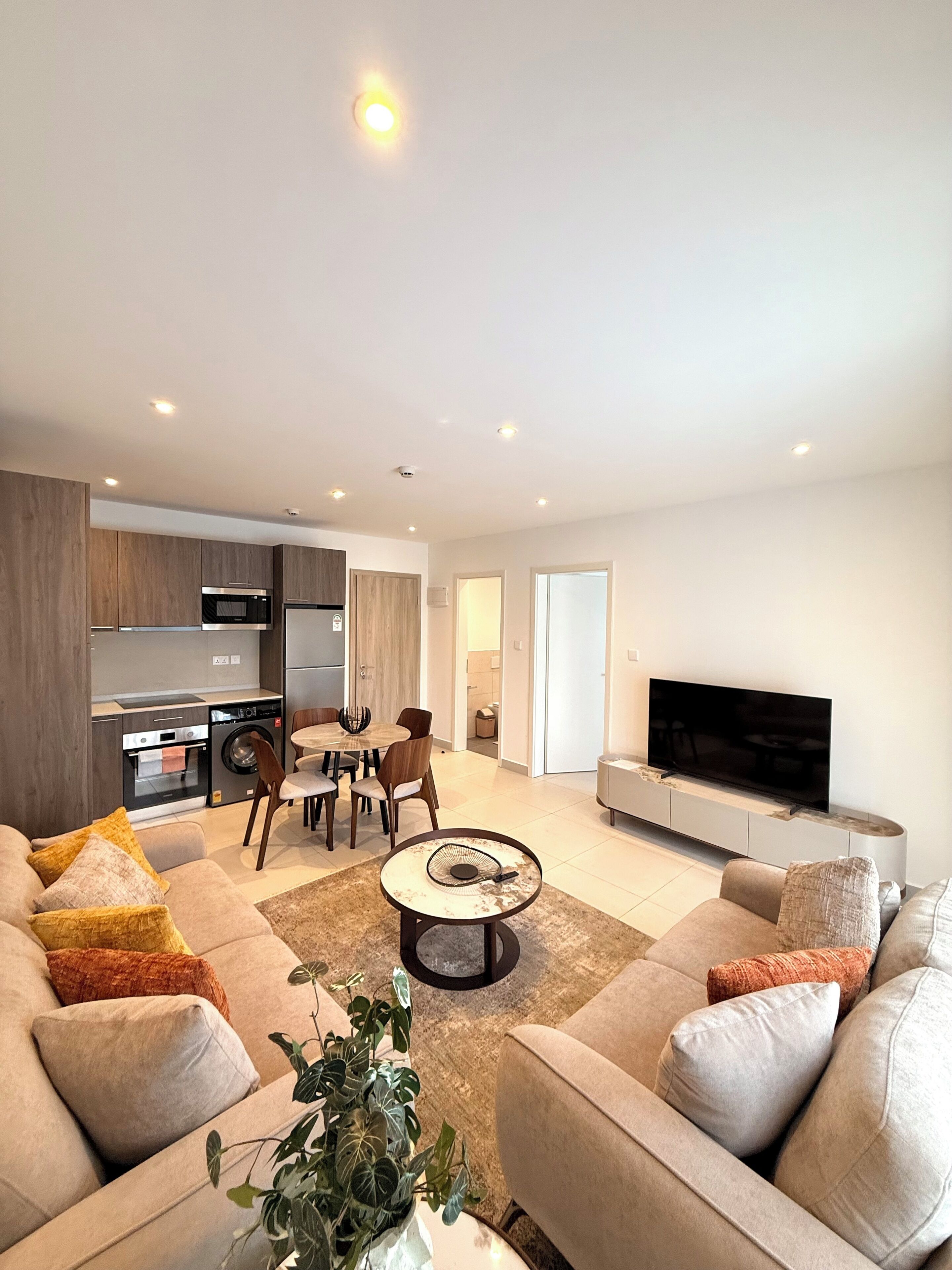 Lägenhet Deluxe - utsikt mot staden | Vardagsrum | 50-tums smart-tv med digitalkanaler