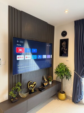 50-inch Smart TV with digital channels - The Bantree (Accra)