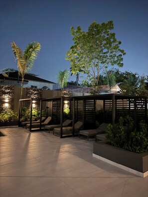 Una piscina al aire libre