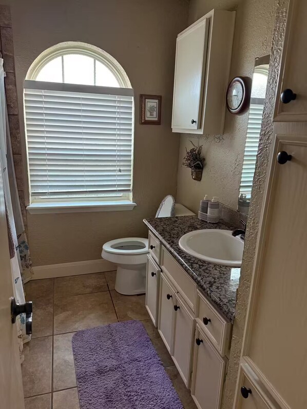 Towels, soap, shampoo, toilet paper - Welcoming Family Home in Amarillo, Texas (Amarillo)