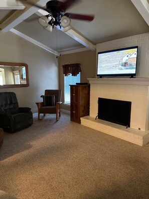 Smart TV, DVD player, books - Welcoming Family Home in Amarillo, Texas (Amarillo)