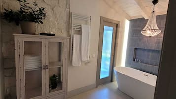 Douche, serviettes fournies, savon, shampoing