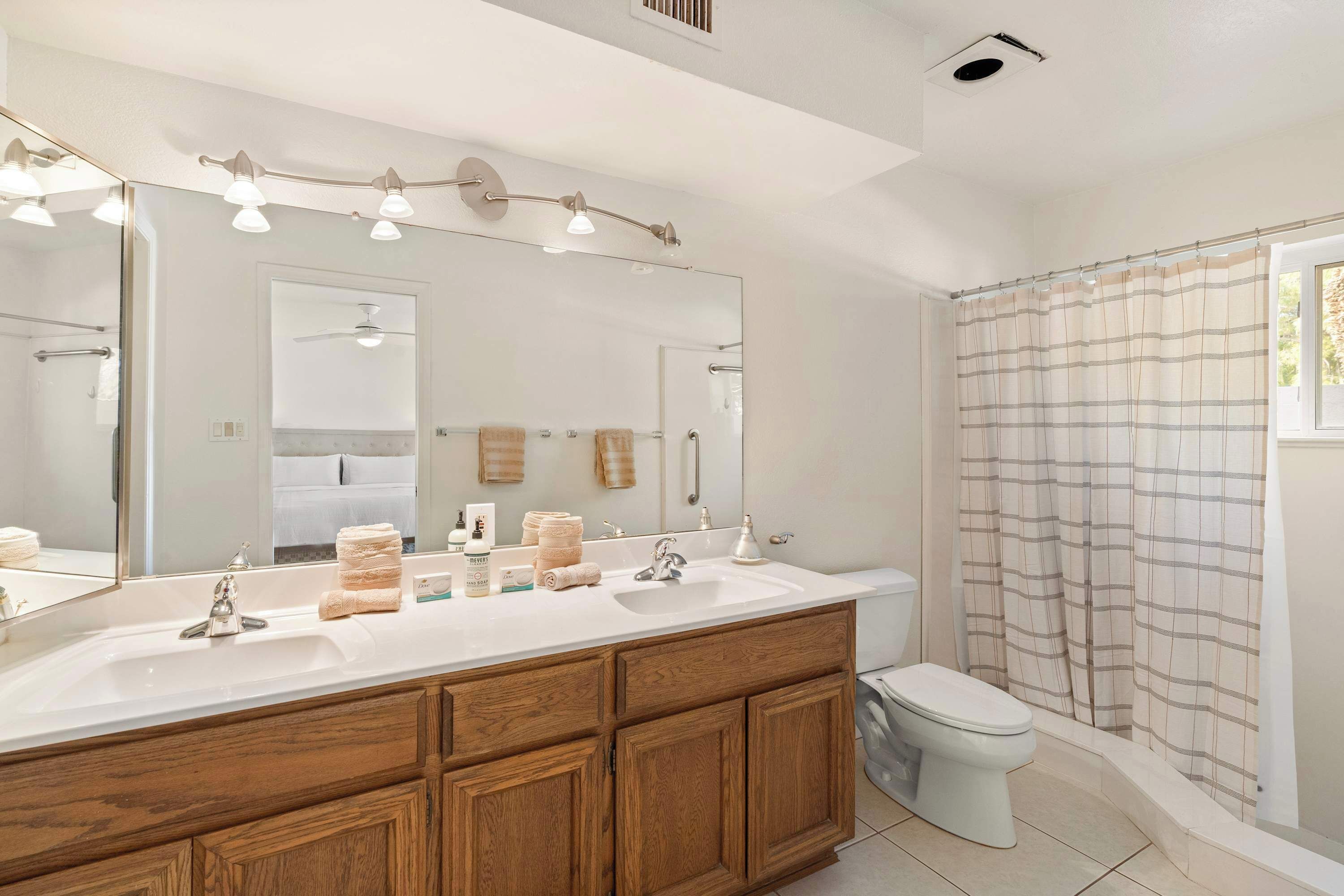 Doccia, asciugacapelli, asciugamani, shampoo