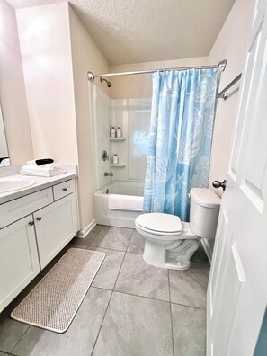 Shower, hair dryer, towels, soap - King suite plus 2nd bedroom• 3 miles to downtown • free parking (St. Augustine)