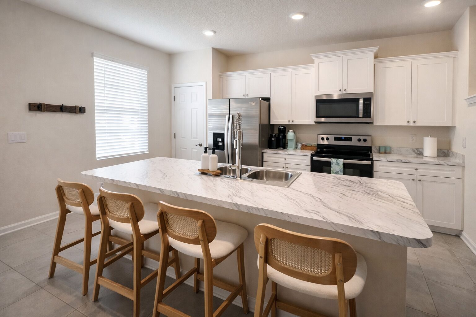 Microondas, horno, placa de cocina y lavavajillas