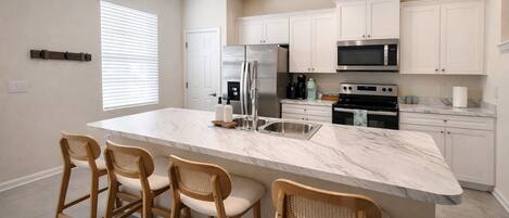 Micro-ondes, four, plaque de cuisson, lave-vaisselle