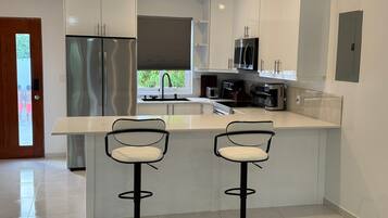 Microondas, horno y placa de cocina