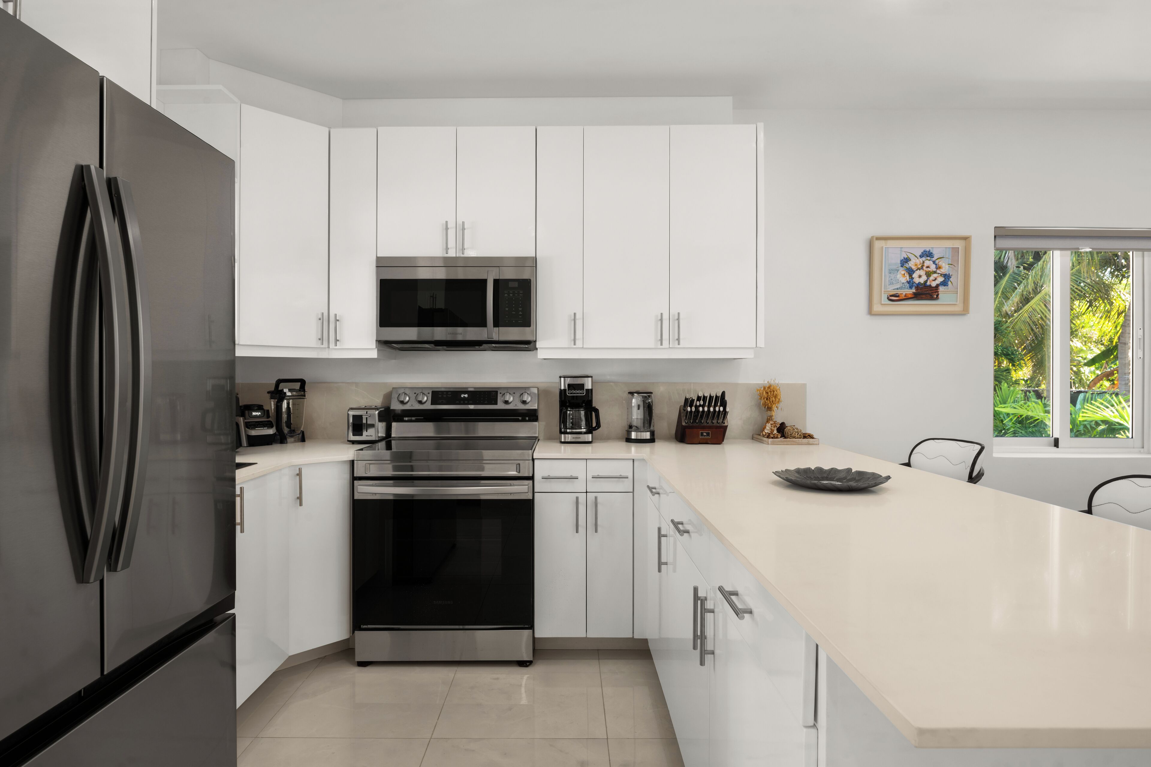 Microondas, horno, placa de cocina