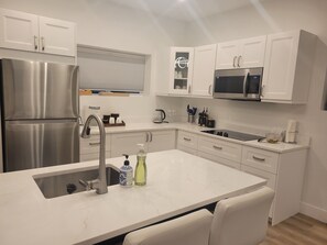 Microwave, stovetop, dishwasher - The Tree Nest - Modern private suite
5 minutes to golfing, lakes and amenities (Langford)