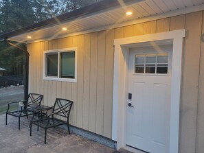 Exterior detail - The Tree Nest - Modern private suite
5 minutes to golfing, lakes and amenities (Langford)