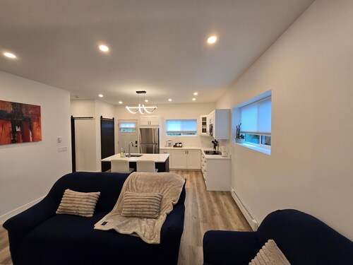 The Tree Nest - Modern private suite
5 minutes to golfing, lakes and amenities