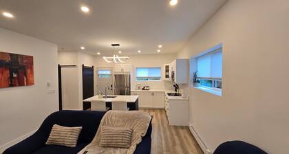 The Tree Nest - Modern private suite
5 minutes to golfing, lakes and amenities