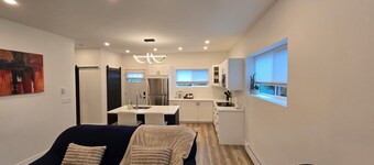 The Tree Nest - Modern private suite
5 minutes to golfing, lakes and amenities