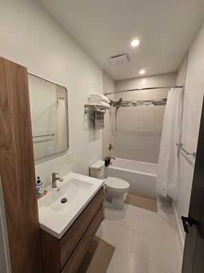 Hair dryer, towels, soap, toilet paper - The Tree Nest - Modern private suite
5 minutes to golfing, lakes and amenities (Langford)