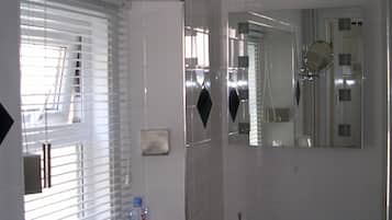Superior Double or Twin Room, Courtyard View | Bathroom