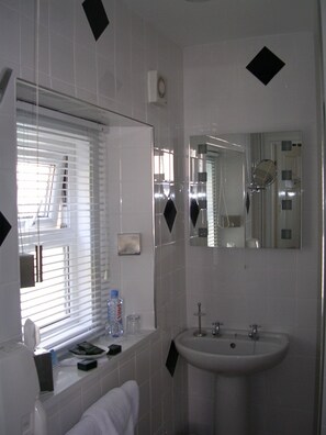 Kahden hengen superior-huone (yksi tai kaksi sänkyä), näköala pihalle | Kylpyhuone