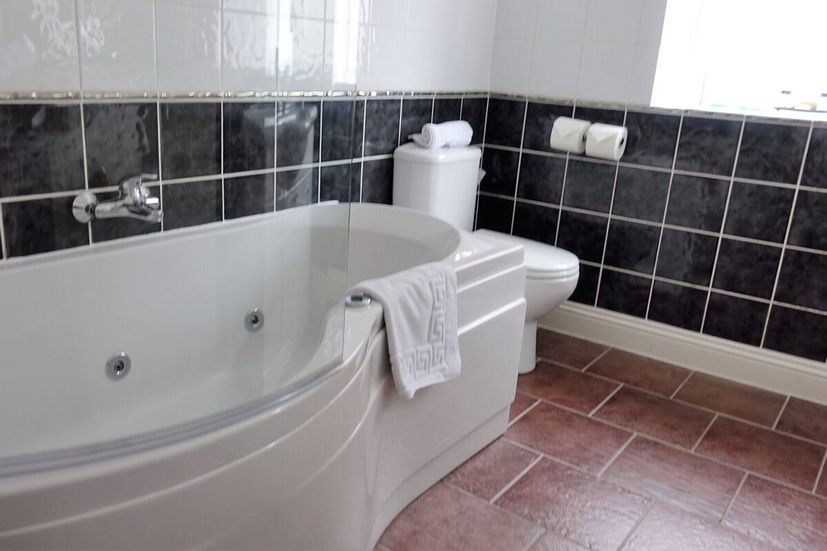 Standard Double Room | Bathroom