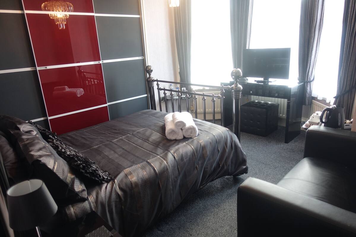 Standard Double Room | Iron/ironing board, free WiFi, wheelchair access