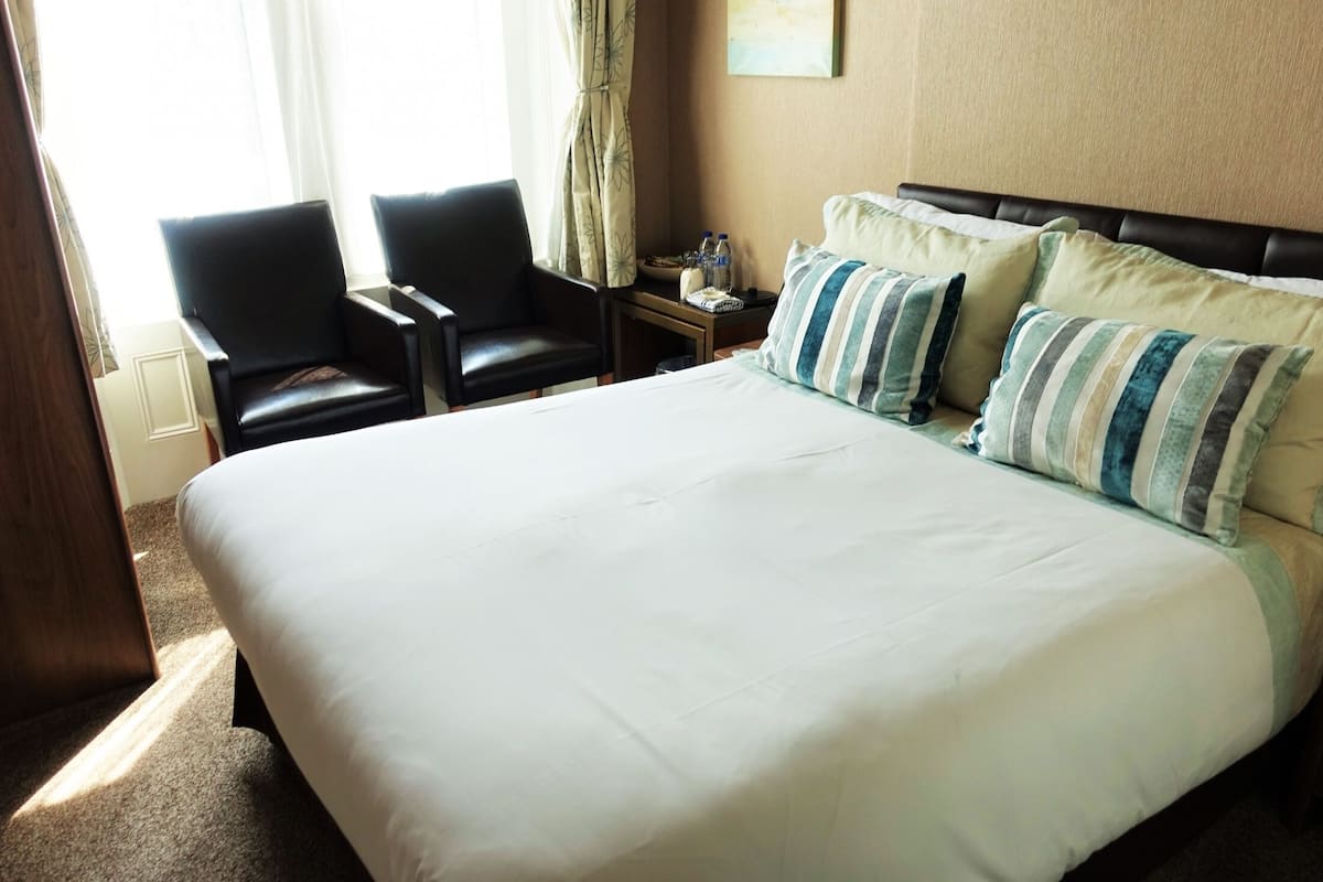 Luxury Double Room | Iron/ironing board, free WiFi