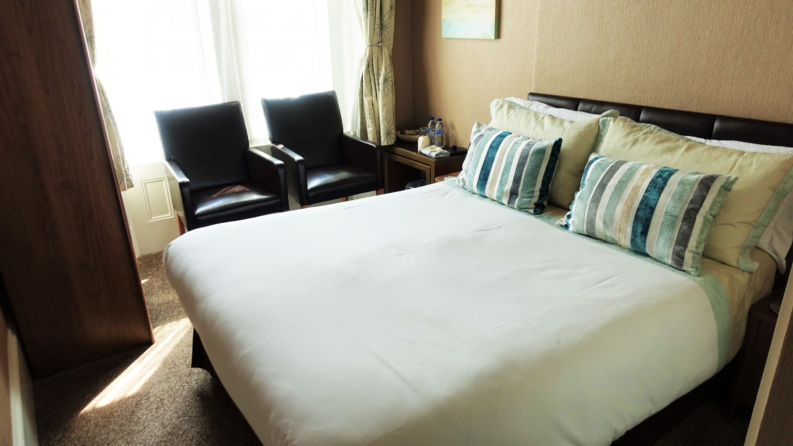 Kahden hengen luksushuone | Silitysrauta/-lauta, ilmainen Wi-Fi, pääsy pyörätuolilla