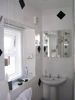 Superior Double or Twin Room, Courtyard View | Bathroom - Oakover guest house (Weston-super-Mare)