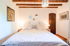 4 habitaciones, escritorio y tabla de planchar con plancha 