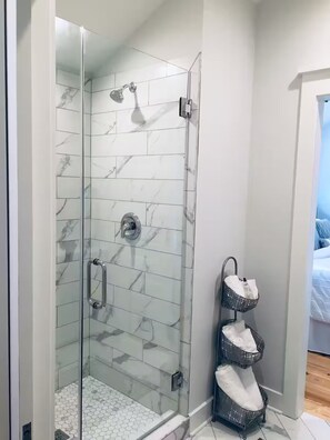 Shower, hair dryer, towels, toilet paper - New Quaint Coastal Escape/Bike to Beach & Shem Creek (Mount Pleasant)