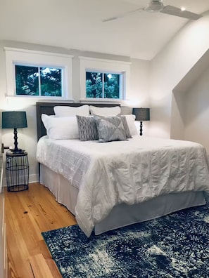 1 bedroom, iron/ironing board, WiFi, bed sheets - New Quaint Coastal Escape/Bike to Beach & Shem Creek (Mount Pleasant)