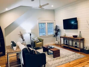 TV - New Quaint Coastal Escape/Bike to Beach & Shem Creek (Mount Pleasant)
