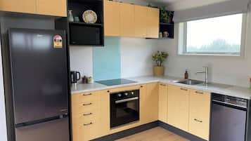 Microondas, horno, parrilla de estufa y lavavajillas