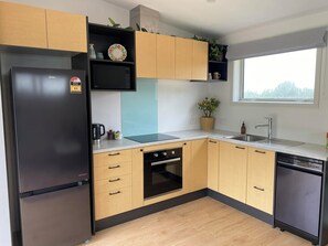 Microwave, oven, stovetop, dishwasher - Private, peaceful, spacious accommodation for two 10 minutes from central Timaru (Timaru)