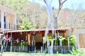 Property grounds - Altamar Playa La Ropa - 5 Bedrooms - 10 King - Swimming Pool - 400 m Beach - 20 People (Zihuatanejo)
