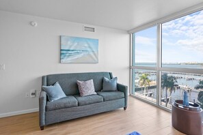 Living area - Cozy Apartment at the Heart of Fort Myers (Fort Myers)
