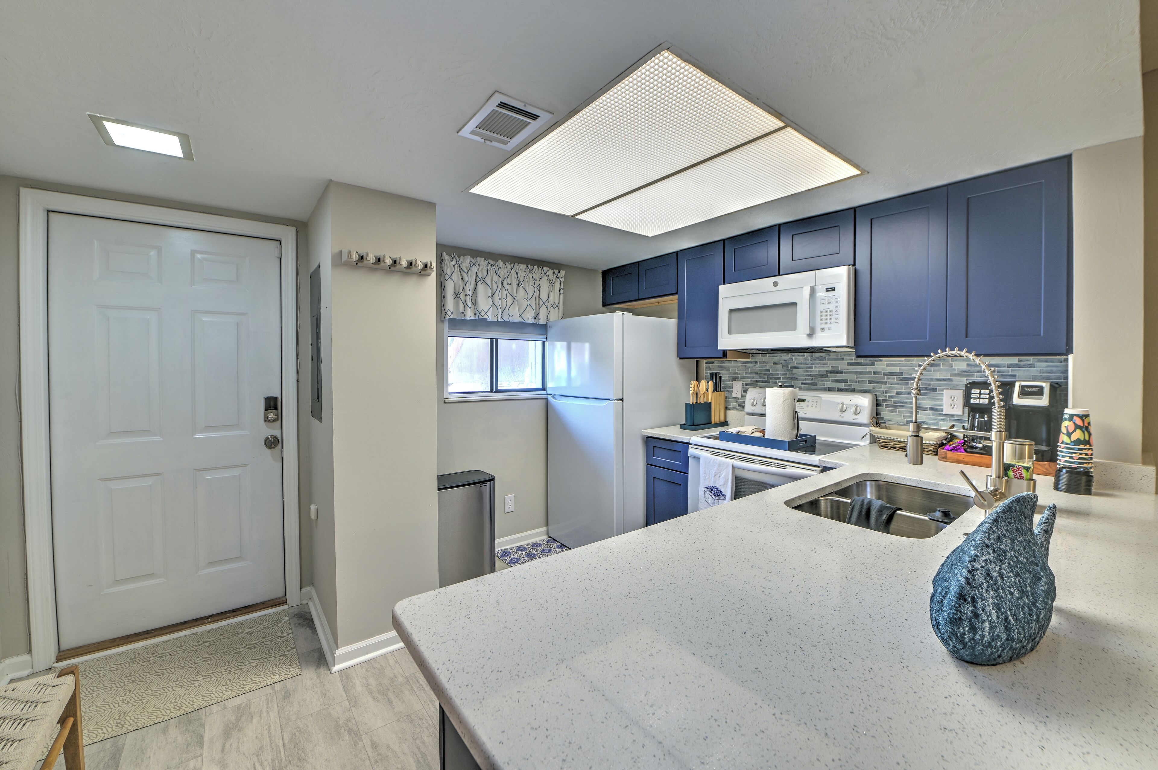 Een microgolfoven, een oven, een kookplaat, een vaatwasser