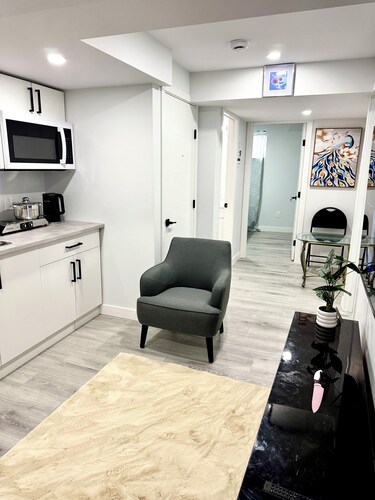 Blissful 2 bedroom basement in Winnipeg with Wifi, AC