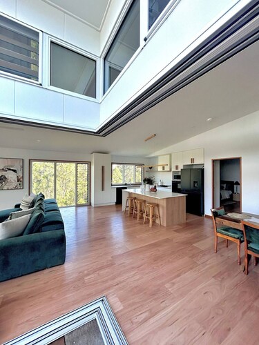 Coastal Nature Retreat - 6 minutes to Black Head Beach - 2 minutes to Golf