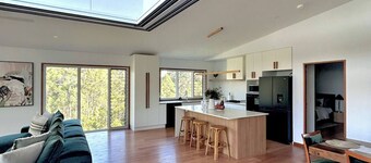 Coastal Nature Retreat - 6 minutes to Black Head Beach - 2 minutes to Golf