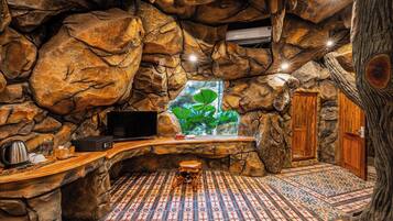 Phòng có thiết kế đặc sắc | Bàn, khu vực làm việc phù hợp cho laptop