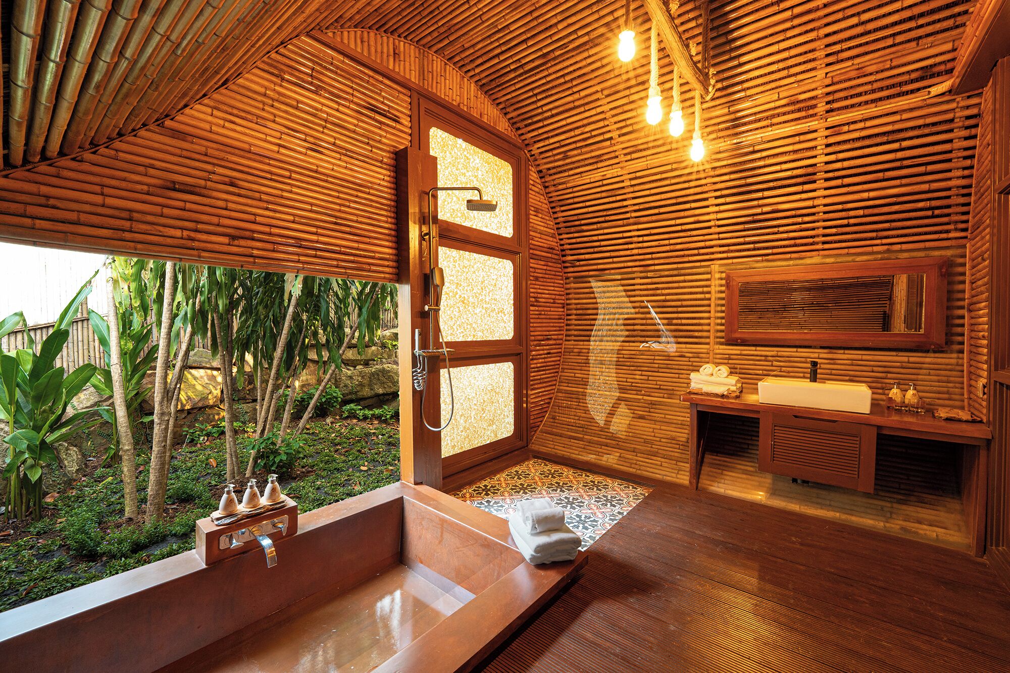 Bañera y ducha independientes, artículos de tocador gratuitos