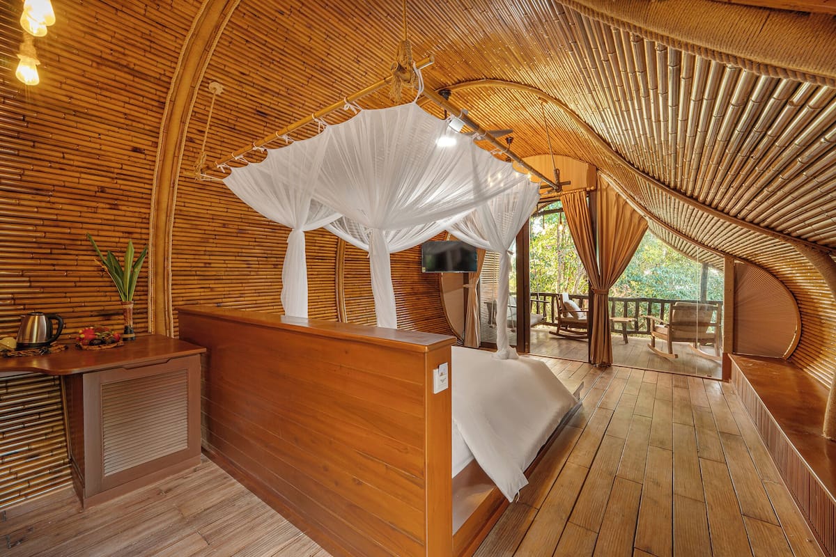 Desk, laptop workspace, free WiFi, bed sheets