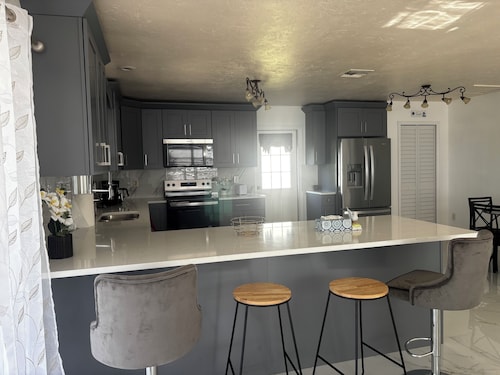 Gorgeous 3-bedroom waterfront house with AC in welcoming Bradenton